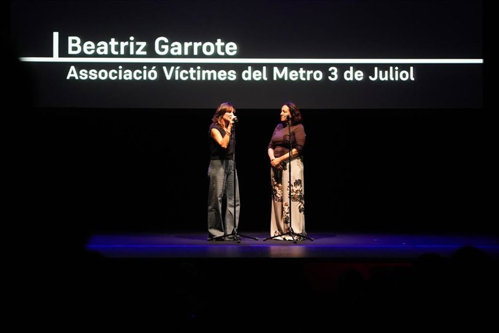Imagen de archivo de la presidenta de la Asociación de Víctimas del Metro de Valencia, Beatriz Garrote (i), y la portavoz de la Associació de Víctimes de la DANA 29 d'Octubre, Mariló Gradolí (d)