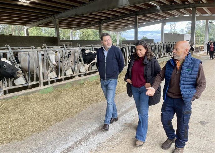 El eurodiputado socialista asturiano y secretario de Unión Europea de la FSA-PSOE, Jonás Fernández, acompañado por la secretaria de Medio Rural y Ganadería de la FSA-PSOE, Alba Álvarez, durante su visita a una ganadería de Las Regueras.
