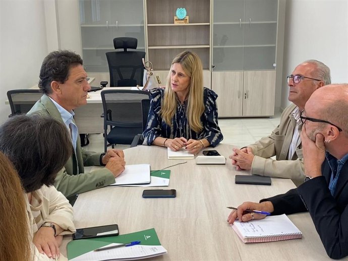 El delegado territorial de Empleo, Empresa y Trabajo Autónomo de la Junta de Andalucía en la provincia de Cádiz, Daniel Sánchez Román, reunido con miembros de la Asociación de Familiares y Enfermos de Párkinson Bahía de Cádiz