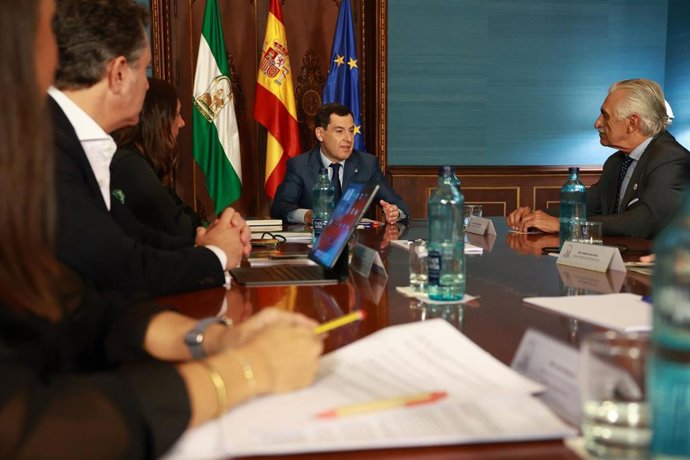 El presidente de la Junta de Andalucía, Juanma Moreno, este miércoles durante su encuentro con representantes de la Asociación ELA Andalucía y la Fundación Luzón.