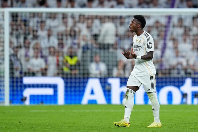 El delantero del Real Madrid Vinícius Júnior, ante el FC Barcelona en el Santiago Bernabéu.