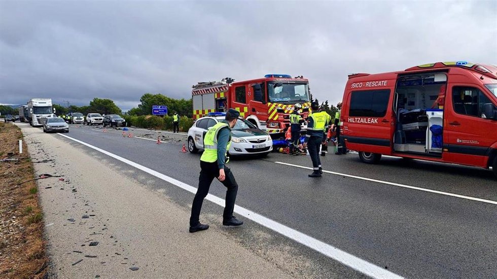 Los servicios de emergencia intervienen en el lugar del accidente.