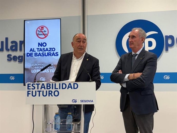 De Vicente (I) y Mazarías (D) durante la rueda de prensa sobre la tasa de basura.