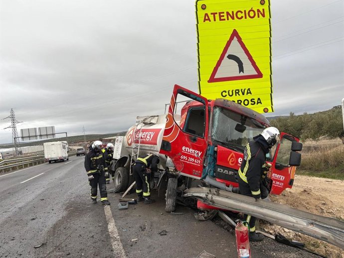 Bomberos de Jaén interviniendo en un accidente/Archivo