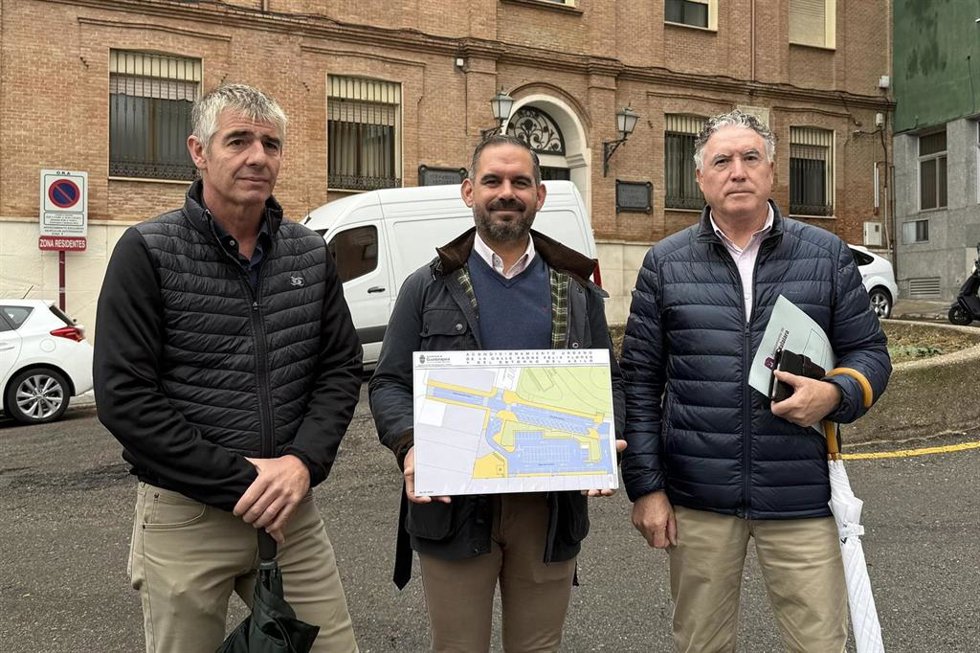 El alcalde y concejal de Infraestructuras, Santiago López Pomeda, presenta la reordenación.