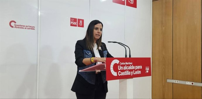 La vicesecretaria general del PSCyL y viceportavoz en las Cortes, Nuria Rubio, comparece ante los medios tras reunirse con representantes de la Plataforma de Bomberos Profesionales de la Comunidad