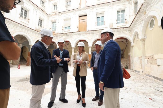 La presidenta de la Diputación de Cádiz, Almudena Martínez, en una visita al IES Rosario de Cádiz