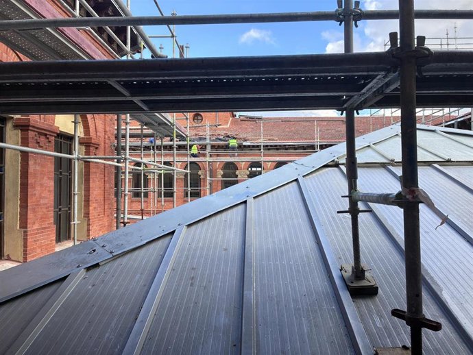 Obras en el tejado del IES Zorrilla.