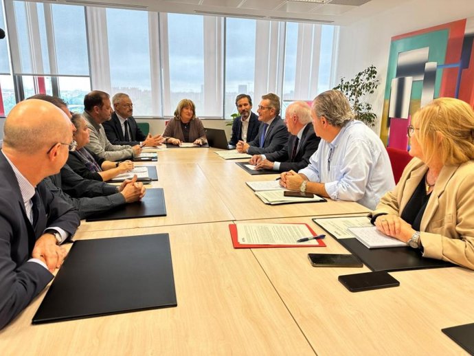 La consejera de Educación, Tomasa Hernández, se ha reunido con representantes de las familias de la concertada y con los titulares de los centros para explicar el despliegue del bachillerato concertado en la comunidad a partir del próximo curso.