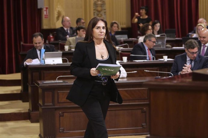 La portavoz de Vox en el Parlament, Manuela Cañadas, durante la segunda jornada del Debate de Política General, en el Parlament balear, a 8 de octubre de 2025, en Palma de Mallorca, Mallorca, Baleares (España).