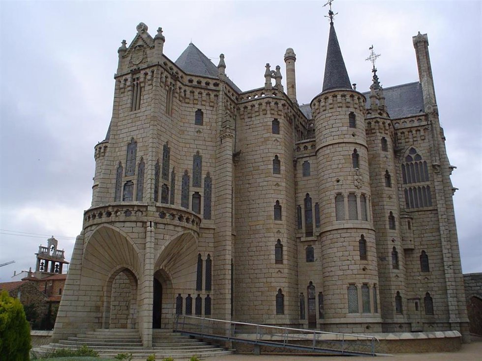 Archivo - Vista exterior del Palacio Episcopal de Astorga (León), obra de Antoni Gaudí.