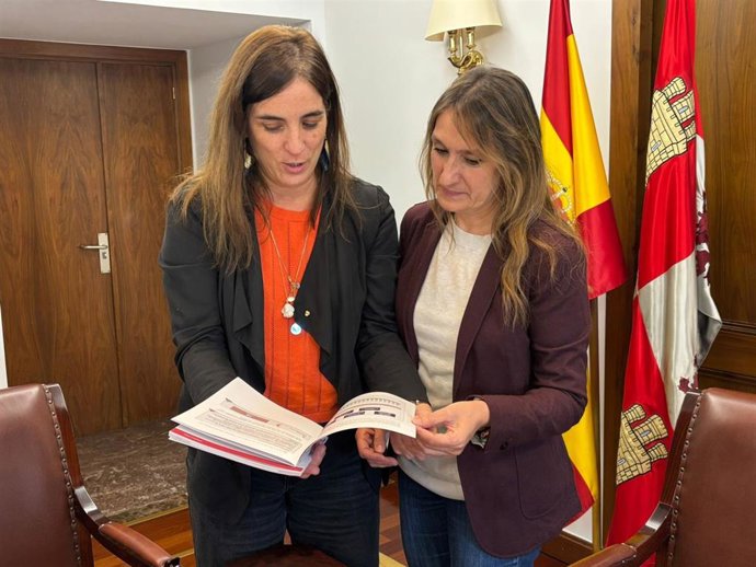 La consejera de Educación de la Junta de Castilla y León, Rocío Lucas, y de Investigación y Universidades de la Generalitat de Cataluña, Núria Montserrat, mantienen un encuentro de trabajo