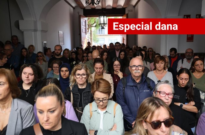 Asistentes al minuto de silencio en el Ayuntamiento de Catarroja