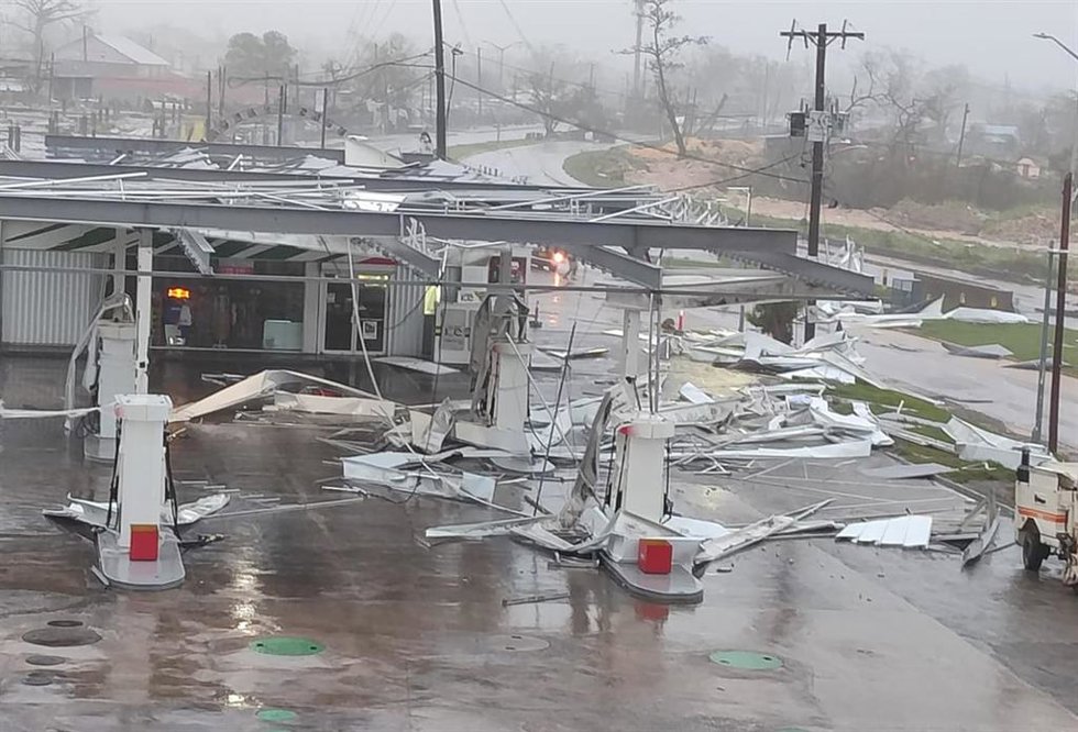 Daños causados en una gasolinera de Bahía Montego, Jamaica, por el azote del huracán 'Melissa'