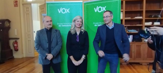 Carvajal niega incoherencia de Vox en los talleres de igualdad y acusa al PSOE hacer "guerra sucia". En la foto, en el centro Irene Carvajal, flanqueada a su derecha por Alberto Cuadradado y a su izquierda por Víctor Manuel Martín Meléndez