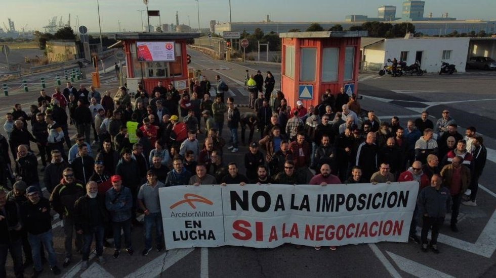 Archivo - Personal de ArcelorMittal se manifiesta en la primera jornada de huelga convocada por CCOO en Asturias, a fecha de 24 de abril de 2023 (Archivo)