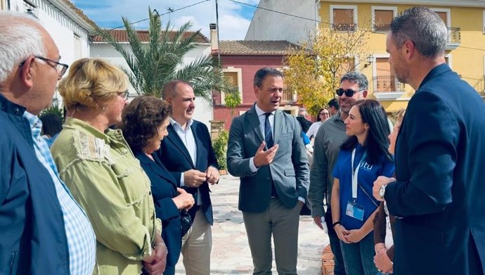 El consejero de Presidencia, Portavocía, Acción Exterior y Emergencias, Marcos Ortuño, y el director general de Administración Local, Francisco Abril, con alcaldes y concejales de municipios incluidos en la Estrategia de Despoblación