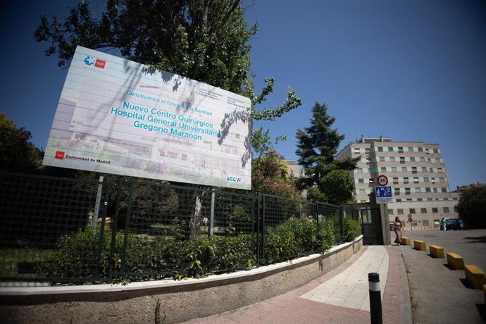 Archivo - Archivo.- Un cartel que anuncia obras en el Hospital Gregorio Marañón