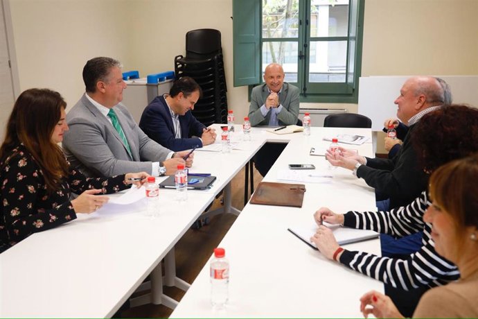 El consejero municipal de Economía, Transformación Digital y Transparencia, Carlos Gimeno, reunido con el secretario general de UPTA Aragón, Álvaro Bajén, y el presidente de ATA Aragón, Jorge Serrano