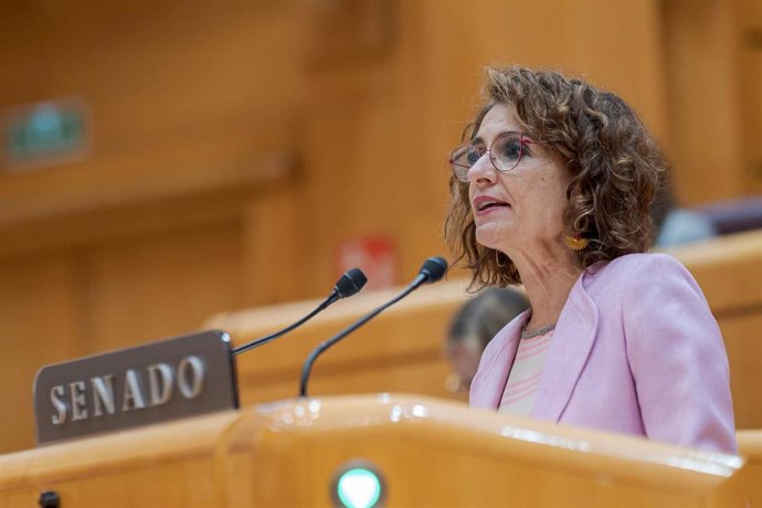 La vicepresidenta primera y ministra de Hacienda, María Jesús Montero, durante una sesión de control al Gobierno, en el Senado, a 30 de septiembre de 2025, en Madrid (España). (Foto de archivo).