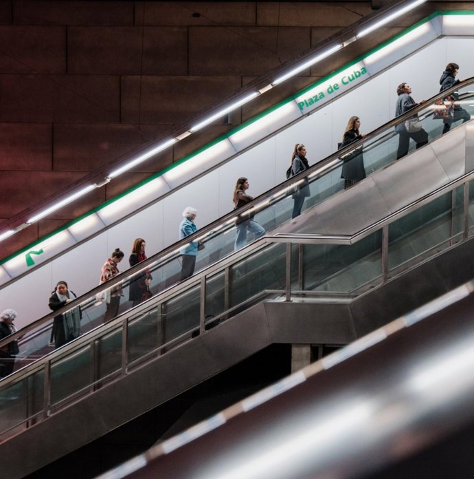 Archivo - Viajeros en la estación de metro de Plaza de Cuba, imagen de archivo
