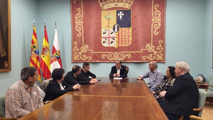 El presidente de la DPZ, Juan Antonio Sánchez Quero, se reúne con la junta directiva de la Academia de las Artes del Folclore y la Jota de Aragón.