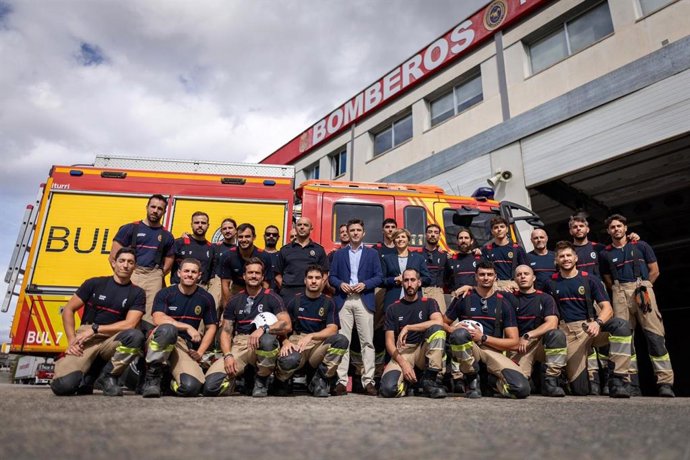 El portavoz del equipo de gobierno local de Granada, Jorge Saavedra, y la edil de Protección, Ana Agudo, en la imagen con los nuevos bomberos