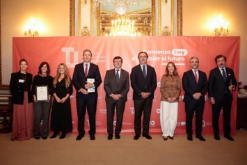 Los premiados y directivos de la FUE