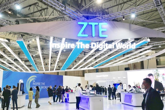Archivo - Expositor de ZTE en el Mobile World Congress de 2022 en Barcelona.