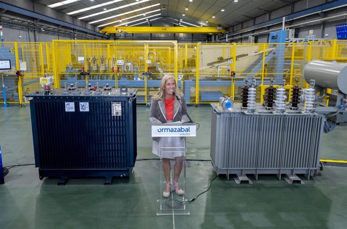 La consejera de Economía, Hacienda y Empleo, Rocío Albert López-Ibor, durante la visita a la planta de Ormazabal Transformadores Loeches, en el Polígono Industrial El Caballo, a 3 de octubre de 2025, en Loeches, Madrid (España). 