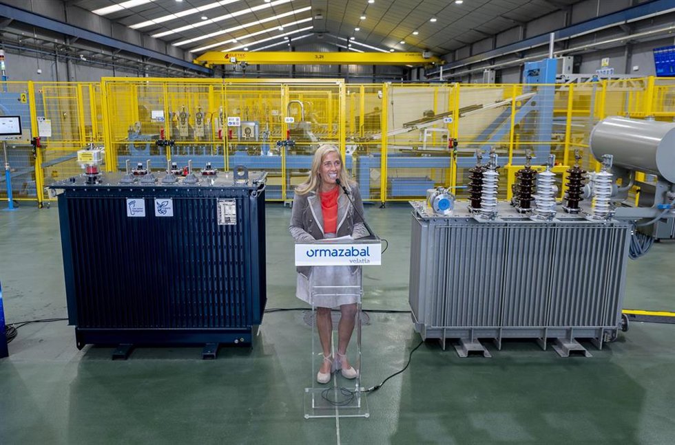 La consejera de Economía, Hacienda y Empleo, Rocío Albert López-Ibor, durante la visita a la planta de Ormazabal Transformadores Loeches, en el Polígono Industrial El Caballo, a 3 de octubre de 2025, en Loeches, Madrid (España).