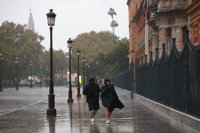 Las universidades de Sevilla y Pablo de Olavide suspenden sus actividades tras los intensos vientos y lluvias