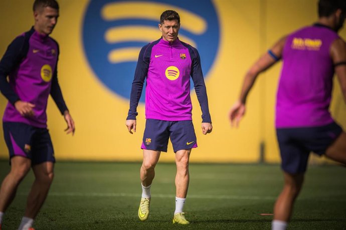 Dani Olmo y Robert Lewandowski en un entrenamiento con el FC Barcelona