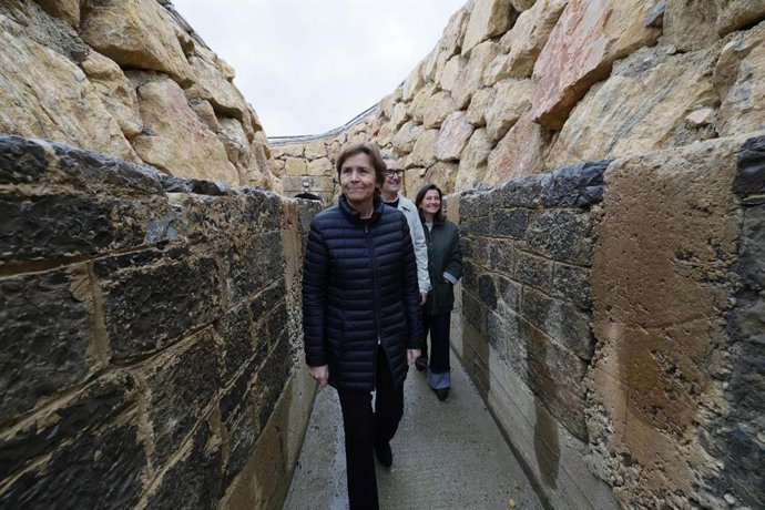 La alcaldesa de Gijón, Carmen Moriyón, visita las baterías del cabo San Lorenzo recuperadas.