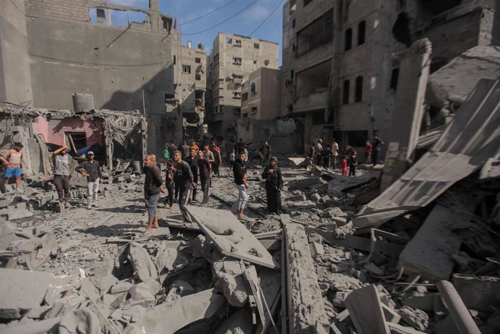 Edificios destruidos por los bombardeos del Ejército de Israel cerca de la mezquita Al Susi en el campamento de refugiados de Al Shati, en la ciudad de Gaza, en el norte de la Franja