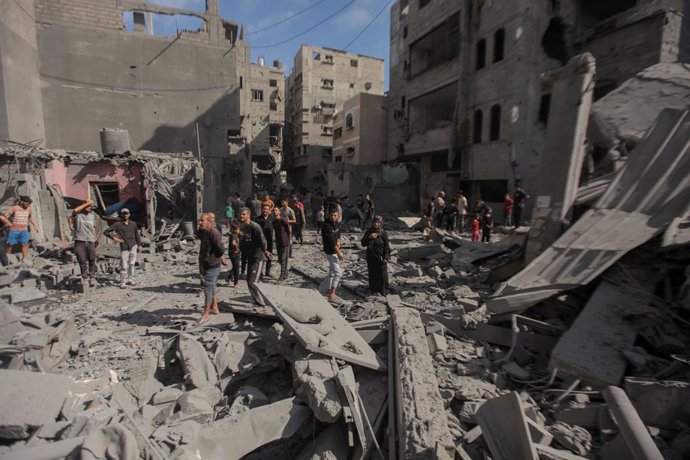 Prédios destruídos por bombardeios das IDF perto da Mesquita Al Susi no campo de refugiados Al Shati na Cidade de Gaza, norte da Faixa de Gaza.