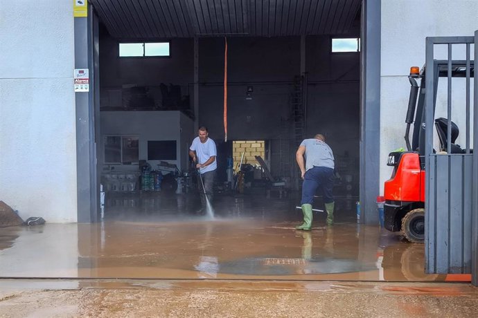 Imágenes de limpieza tras las fuertes lluvias precipitadas en la madrugada de hoy, 29 de octubre, en un polígono industrial de Ayamonte (Huelva). 