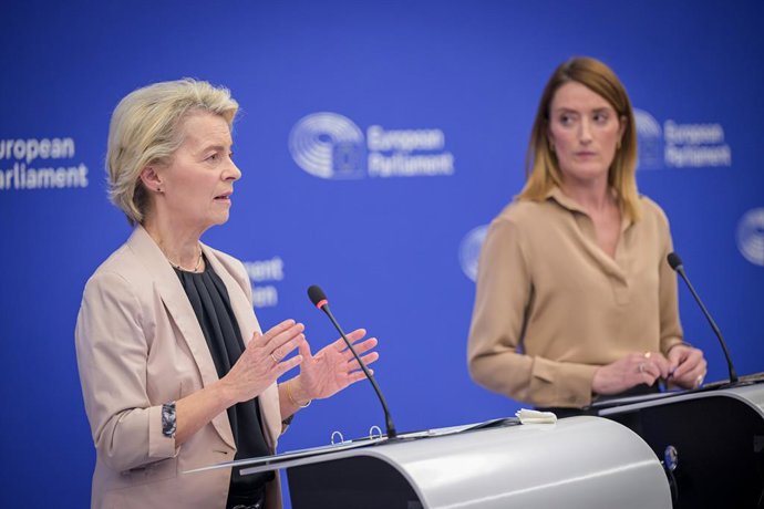 Archivo -  La presidenta de la Comissió Europea, Ursula Von Der Leyen (e) i la presidenta del Parlamento Europeu, Roberto Metsola (d).