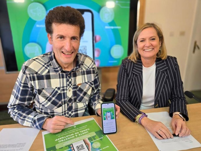El concejal de Alcaldía, Gorka Zubiaurre, y la alcaldesa de Barakaldo, Amaia del Campo, presentan el nuevo canal de información municipal a través de WhatsApp