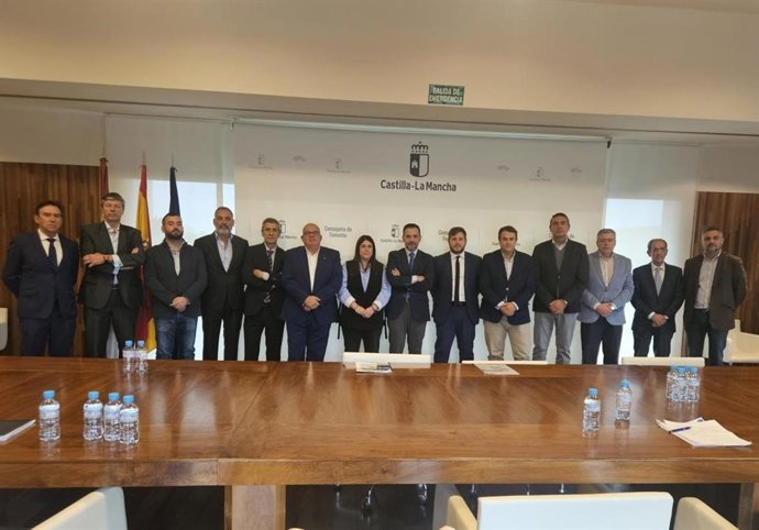 El consejero de fomento Nacho Hernando que, junto con la directora general de Vivienda, Salud García Alfaro, se ha reunido con la Federación Regional de Empresas Constructoras de Castilla-La Mancha (FERECO).