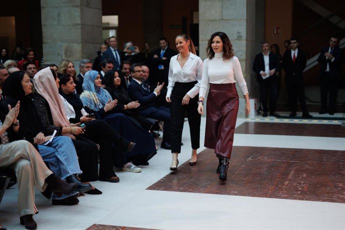 Archivo - La consejera de Familia, Juventud y Asuntos Sociales de la Comunidad de Madrid, Ana Dávila (i) y la presidenta de la Comunidad de Madrid, Isabel Díaz Ayuso (d), a su llegada al acto institucional de entrega de los Reconocimientos 8 de Marzo, en 