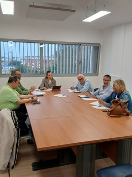 Reunión mantenida por la Delegada municipal de Empleo de Alcalá de Guadaíra, Paula Fuster, con todos los miembros y agentes que forman parte del Comité Ejecutivo del Pacto Local por el Empleo