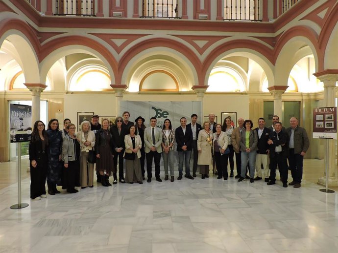 Foto de familia tras la presentación del Fictum 2025, en Umbrete.