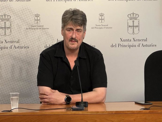 Archivo - El portavoz parlamentario de IU-Convocatoria por Asturias , Xabel Vegas, en la Junta General.