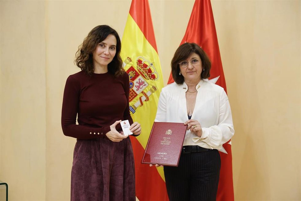 La presidenta de la Comunidad de Madrid, Isabel Díaz Ayuso, ha recibido hoy en la Real Casa de Correos, sede del Ejecutivo autonómico, la Memoria de actividades de la Fiscalía de Madrid en 202