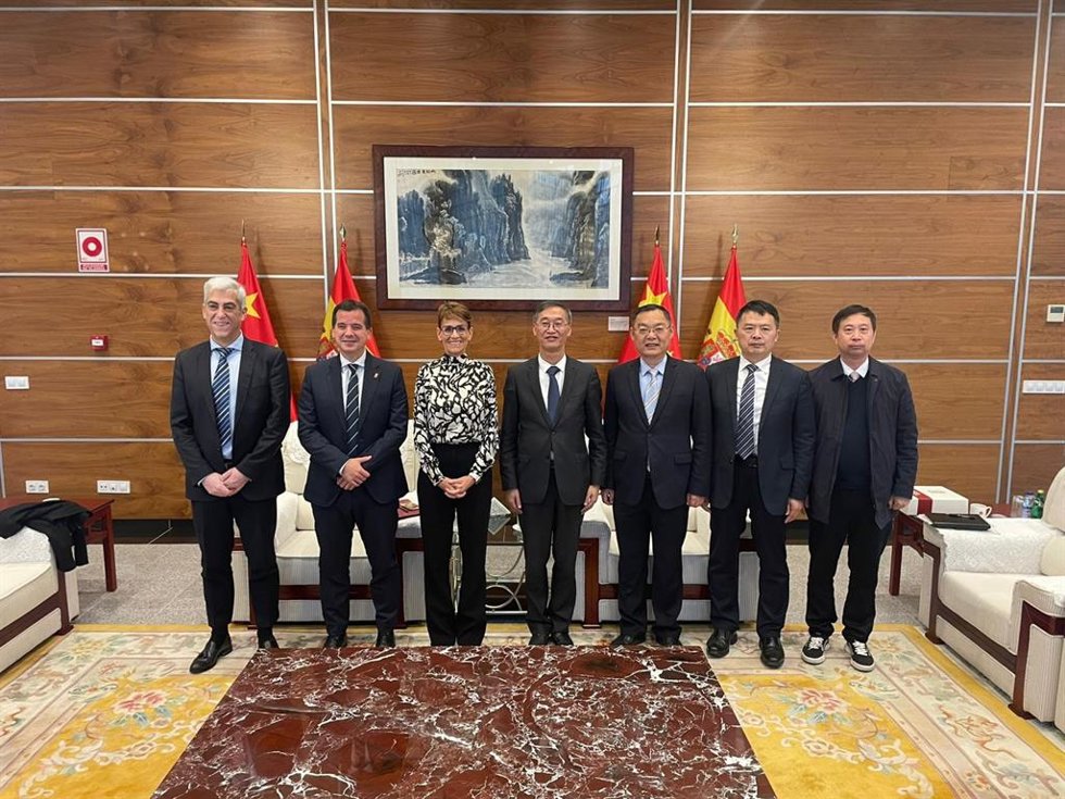 De izquierda a derecha, el director de Invest in Navarra, Guillermo Alonso; el consejero Irujo; la presidenta Chivite; el embajador chino, Yao Jing; y otros miembros de la embajada.