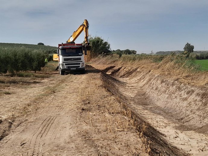 Trabajos en el cauce del arroyo Faín, en el término municipal de Arcos de la Frontera (Cádiz).