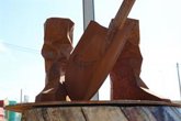 Foto: Cullera instala una escultura de botas de barro y una pala en homenaje a víctimas y voluntariado de la dana