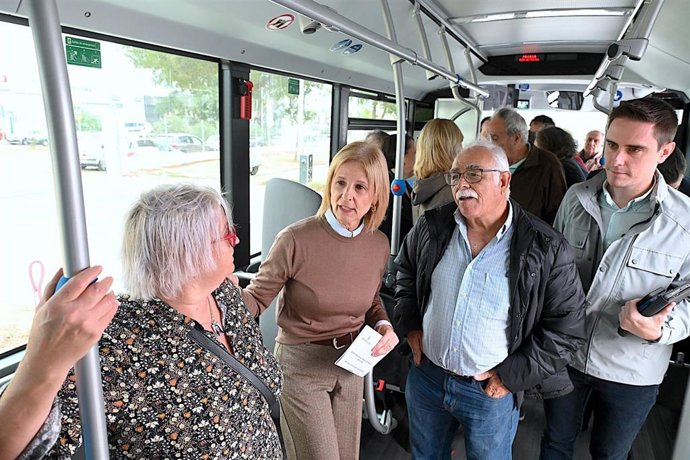 La alcaldesa de Jerez de la Frontera (Cádiz), María José García-Pelayo, junto a integrantes del Comité Ciudadano de Transporte y Movilidad comprueba uno de los nuevos autobuses urbanos.