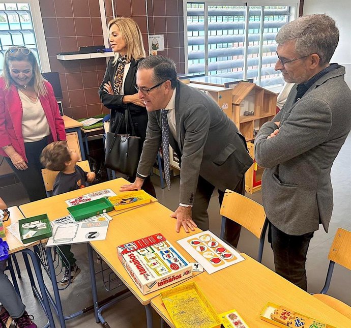 El delegado de Desarrollo Educativo y Formación Profesional y de Universidad, Investigación e Innovación de la Junta de Andalucía en Málaga, Miguel Briones, ha inaugurado miércoles la nueva aula específica en CEIP Atenea de Torremolinos.